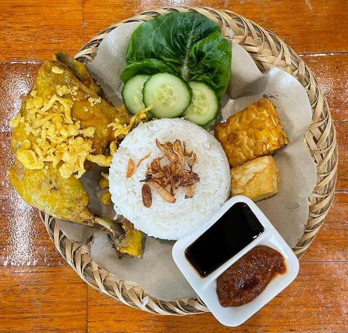 NASI AYAM GORENG KREMESAN